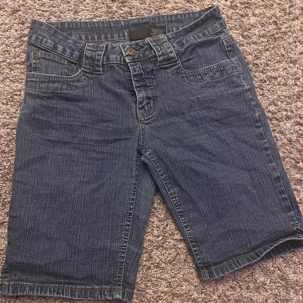 Denim shorts
Dark blue
Size 11
55% Ramie
30% Cotton
13% Polyester
2% Spandex